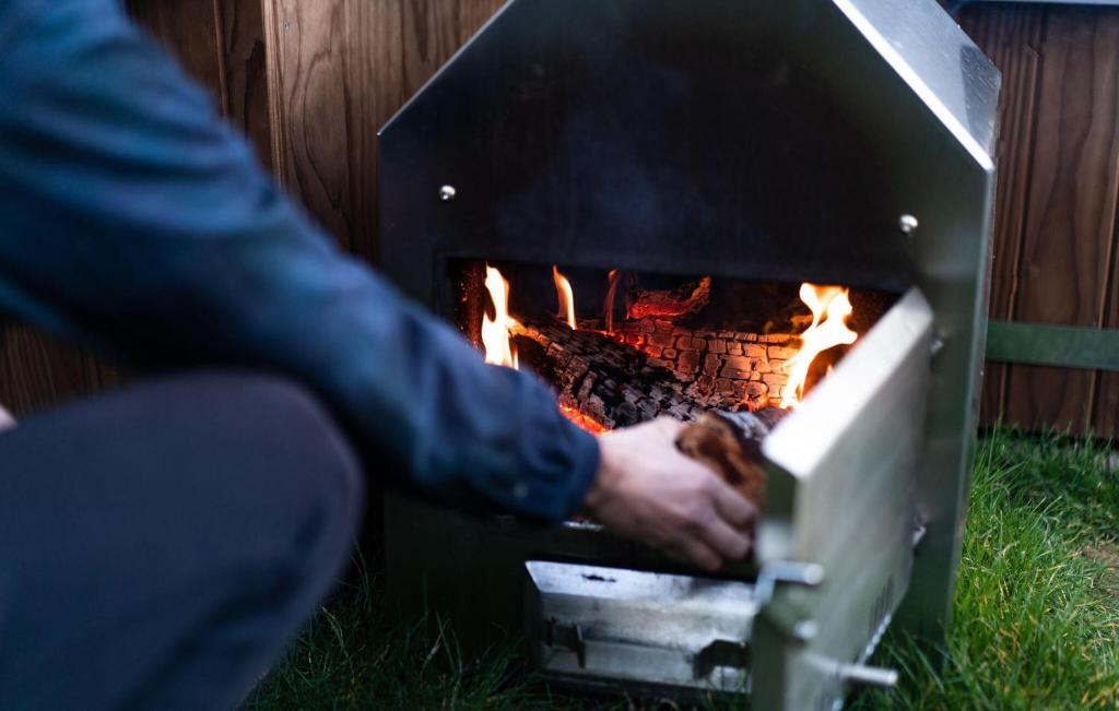 De kachel van de hottub aansteken